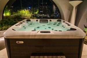 キトにあるStudio Harmony in La Carolina and Wet Areasの窓付きの客室で、ジャクジータブが備わります。 +27枚の写真