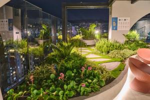 キトにあるStudio Harmony in La Carolina and Wet Areasの建物の上にある庭園