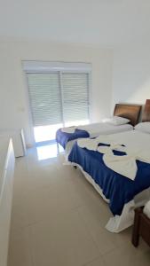 - 2 lits dans une chambre blanche avec fenêtres dans l'établissement Vila das Marés Beach Hotel, à São Sebastião 19 autres photos