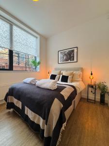 Un dormitorio con una cama grande y una ventana grande en Chester's - Central Chester Stays - 2 Cuppin Street - 2 Minute Walk From Shops, en Chester