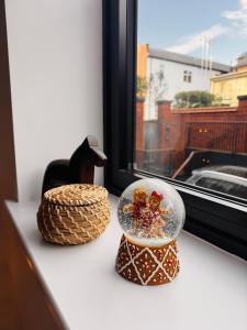 Una mesa con un plato de comida y una ventana. en Chester's - Central Chester Stays - 2 Cuppin Street - 2 Minute Walk From Shops, en Chester 10 fotos más