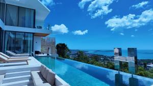 een villa met een zwembad met uitzicht bij Mountain Top Villa in Bophut 