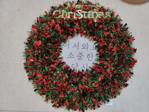 una corona di Natale su un muro con un termometro di Stay Seoul Stay a Seul