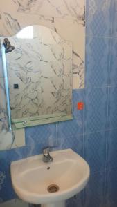 un baño con lavabo y espejo en sweet area, en Mirleft