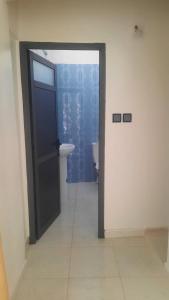 baño con puerta negra y aseo en sweet area, en Mirleft 4 fotos más