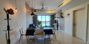 une salle à manger et une cuisine avec une table et des chaises dans l'établissement M CITY Ampang KLCC Lake view, à Kuala Lumpur