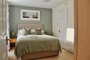 ケズウィックにあるAzaleaのベッドルーム1室(緑色のベッドカバー付)
