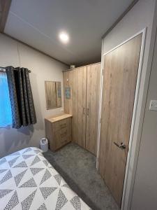 Postel nebo postele na pokoji v ubytování Isle of Wight Caravan + 53 fotografií