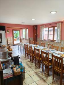 une salle à manger avec une longue table et des chaises dans l'établissement Casa Madrazo con piscina y parrillas, à Praves