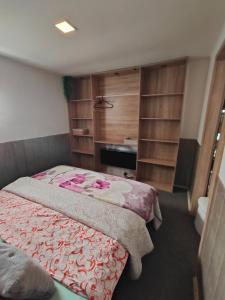 Ένα ή περισσότερα κρεβάτια σε δωμάτιο στο Apartmán HRANICE - Hřensko