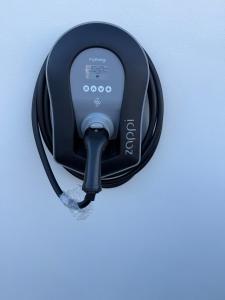 Nahaufnahme eines an ein Autoladegerät angeschlossenen Autos in der Unterkunft The Gallery in Lancing