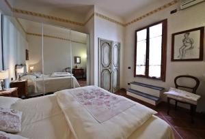 フィレンツェにあるVigna Nuova Lauraのベッドルーム1室(ベッド2台、大きな鏡付)