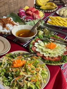 un tavolo con molti piatti di cibo sopra di Tam Coc Sky Bungalow a Ninh Binh Altre 112 foto