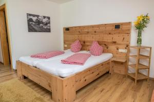 Postel nebo postele na pokoji v ubytování Gasthof Wilder Mann