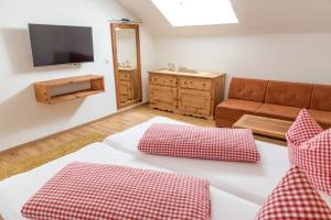 TV a/nebo společenská místnost v ubytování Gasthof Wilder Mann + 18 fotografií