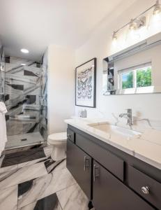 une salle de bain avec un lavabo, des toilettes et un miroir dans l'établissement Point Lyle, à Mosier 34 autres photos