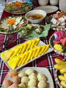 un tavolo con molti piatti di cibo sopra di Tam Coc Sky Bungalow a Ninh Binh