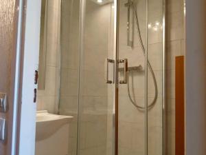 une douche avec une porte vitrée dans une salle de bain dans l'établissement Studio cosy à Tignes, au pied des pistes et commerces - FR-1-411-481, à Tignes