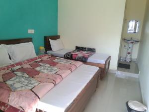 Postel nebo postele na pokoji v ubytování Hotel B M AND SONS