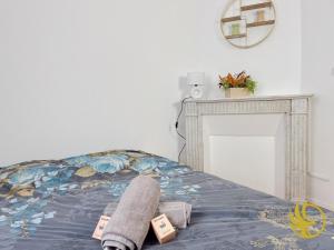a bedroom with a bed with towels on it at Le Spacieux, Gare et Centre, Idéal Pro in Saint-Quentin