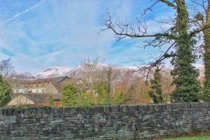 ケズウィックにあるAzaleaの山を背景に石垣