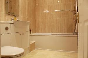 ケズウィックにあるAzaleaのトイレ、浴槽、洗面台を備えたバスルーム +15枚の写真