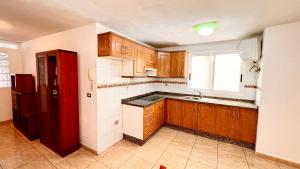 圣胡安海滩Apartment in the center of San Juan beach!的厨房配有木制橱柜和红色冰箱。 更多52张照片