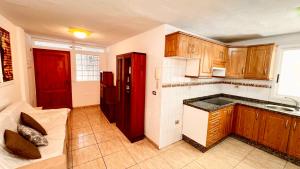 圣胡安海滩Apartment in the center of San Juan beach!的厨房配有木制橱柜和红色冰箱。