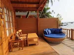 Χώρος καθιστικού στο Cola Goa Beach Resort