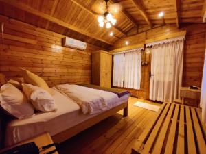 Ένα ή περισσότερα κρεβάτια σε δωμάτιο στο Cola Goa Beach Resort