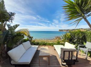 un patio con vista al mar en PARADIS exceptionnel surplombant la MER- accès direct plage/ 8 Pers., en Carry-le-Rouet 25 fotos más