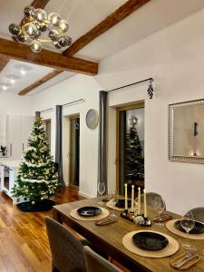 un comedor con un árbol de Navidad y una mesa en Stodola Klokočí, en Klokočí