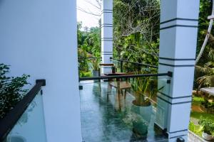 ein Haus in den Tropen mit einer Glasfassade in der Unterkunft Zeyora Mirissa in Mirissa