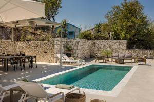 Bazén v ubytování Assos Riverie nebo v jeho okolí