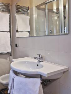 フィレンツェにあるVigna Nuova Lauraの白いバスルーム(洗面台、トイレ付)