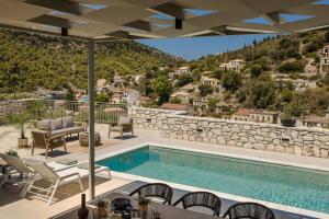 Nespecifikovaný výhled na hory nebo výhled na hory při pohledu z vily