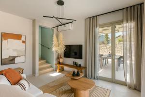 TV a/nebo společenská místnost v ubytování Assos Riverie