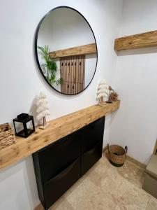 Un espejo sobre un armario negro en un baño. en Stodola Klokočí, en Klokočí 36 fotos más