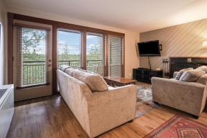 Χώρος καθιστικού στο Seventh Mountain 1123