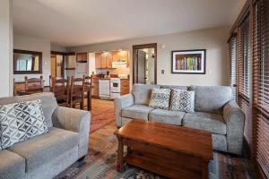 Χώρος καθιστικού στο Seventh Mountain 1123