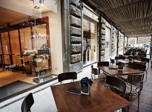 フィレンツェにあるVigna Nuova Lauraのテーブルと椅子のあるレストラン