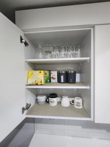 Foto sihtkohas YYC asuva majutusasutuse Stylish furnished 2bedroom suite near YYC Airport galeriist +3 fotot