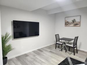 Foto sihtkohas YYC asuva majutusasutuse Stylish furnished 2bedroom suite near YYC Airport galeriist