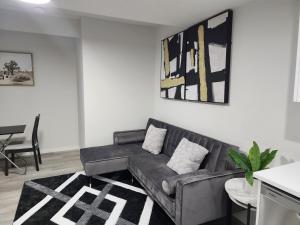Foto sihtkohas YYC asuva majutusasutuse Stylish furnished 2bedroom suite near YYC Airport galeriist