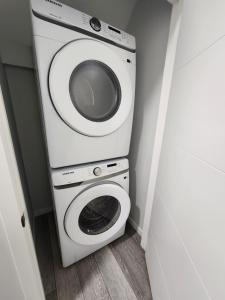 Fotografie z fotogalerie ubytování Stylish furnished 2bedroom suite near YYC Airport v destinaci Calgary + 3 fotografie