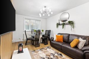 a living room with a couch and a table at Comfy 3Bedroom Manchester Getaway in Manchester +16 photos