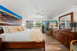 une chambre avec un lit et un ventilateur de plafond dans l'établissement Kahana Sunset C1 · KSun C1 Gorgeous Ocean Views Family Vacation, à Kahana 45 autres photos