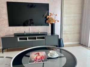 a living room with a tv and a glass table at Shanghai Hongmin Inn in Shanghai +100 photos