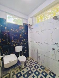 a bathroom with a toilet and a wall with cracks at Johari Heritage Home in Ujjain +48 photos
