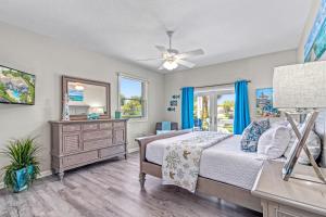 um quarto com uma cama, uma cômoda e uma janela em The Sun Dial - 827 em Siesta Key mais 100 fotografias